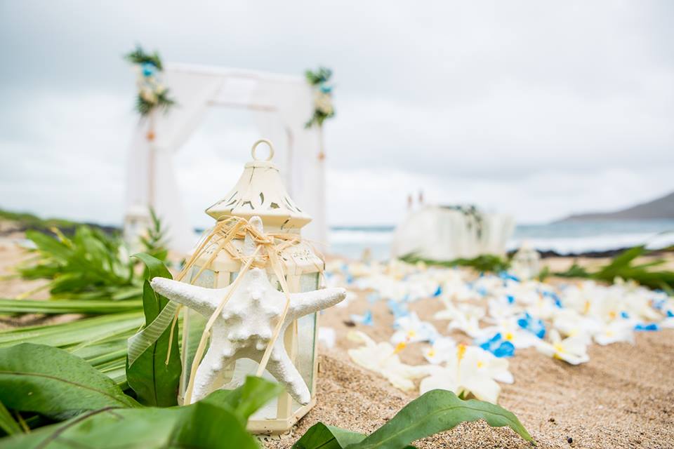 candel holders with star fish and beach arch at makapuu
